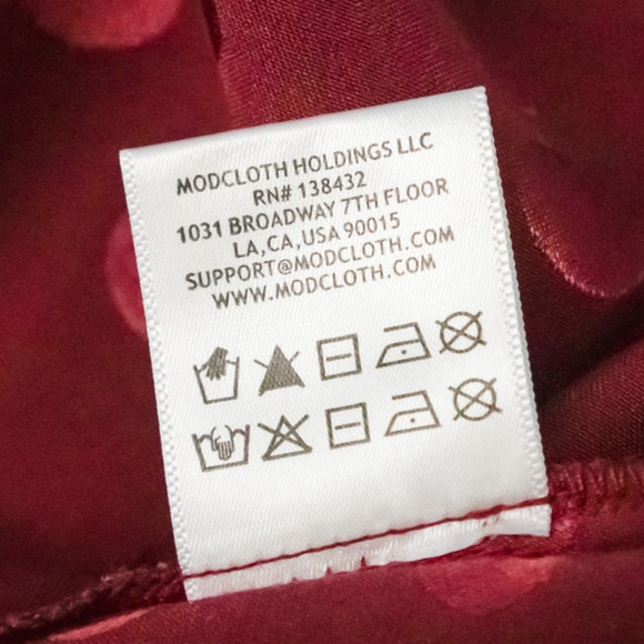 ModCloth Plus Size 4X Red Feelin A Little Dotty Satin Polka Dot Button Back Top - Picture 5 of 6